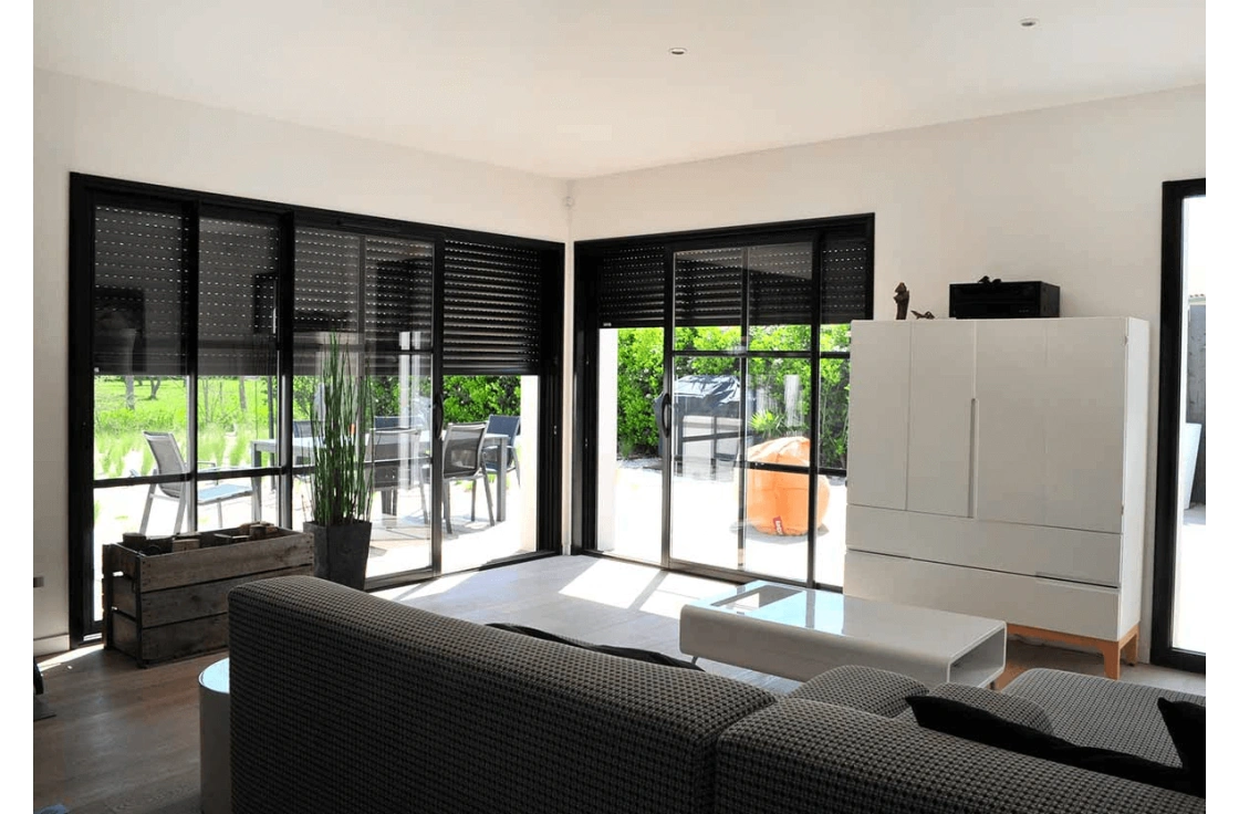 Baie vitrée aluminium avec volet intégré pour un intérieur moderne.