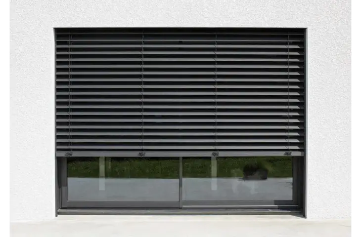 Baie Vitrée Aluminium avec Brise-Soleil – Image 2
