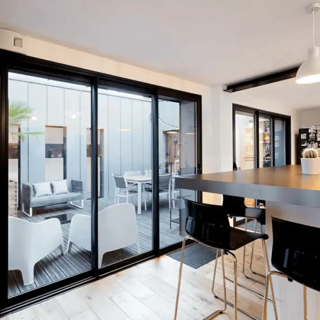 Baie vitrée aluminium noire dans un intérieur contemporain.