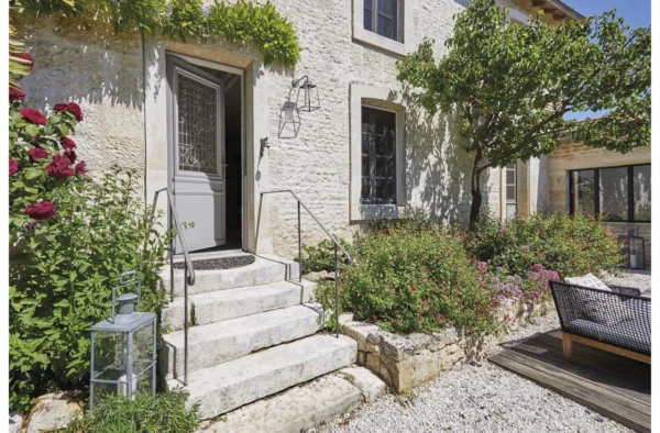 Porte avec grille décorative à motifs – Image 3