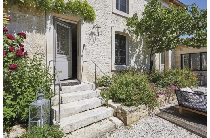 Porte avec grille décorative à motifs – Image 3