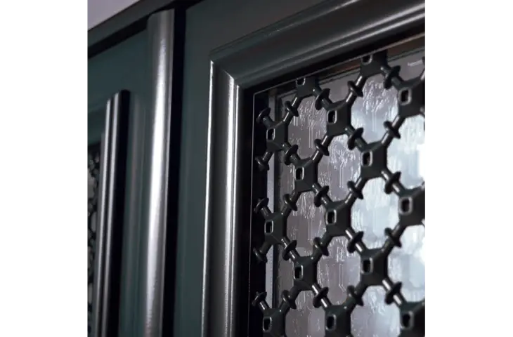 Porte vitrée et grille décorative – Image 3
