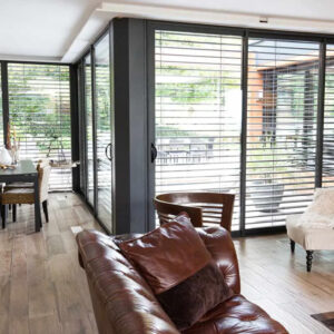 Baie vitrée aluminium avec brise-soleil