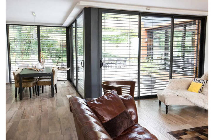 Baie vitrée aluminium avec brise-soleil