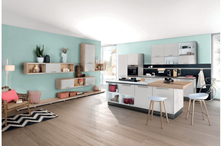Cuisine blanc vintage installée par Menuiserie Soulhie, cuisiniste Sarlat