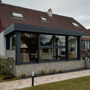 Extension moderne à toiture plate