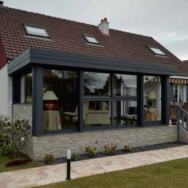 Extension moderne à toiture plate