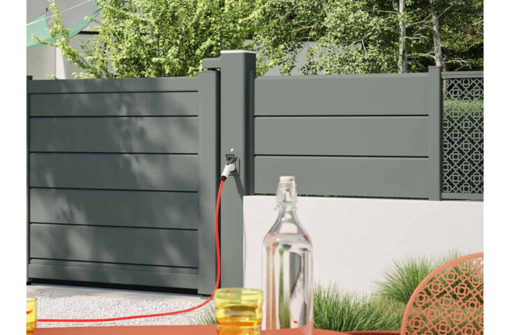 Portail alu avec borne de recharge électrique – Image 3