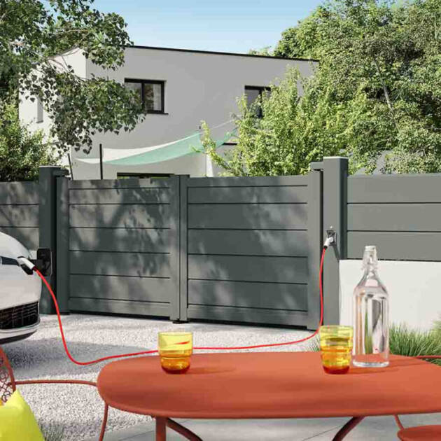 Portail alu avec borne de recharge électrique
