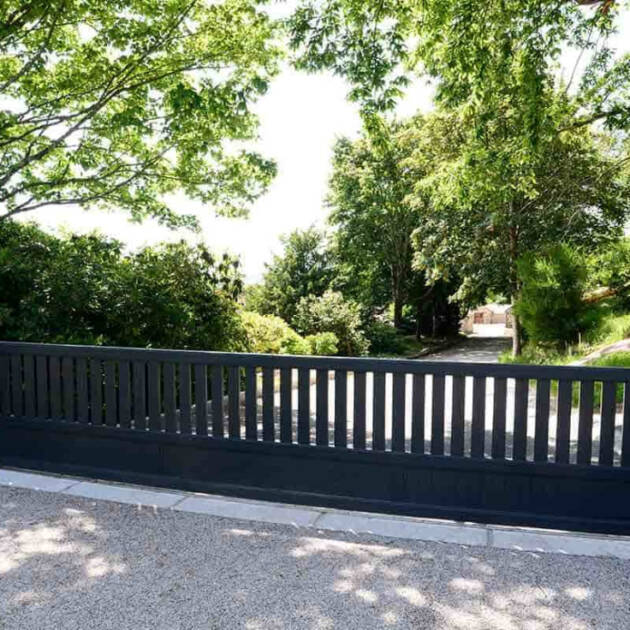 Portail alu coulissant droit semi ajourage vertical