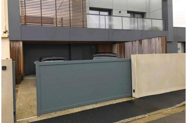 Portail alu coulissant plein à lames XL – Image 3