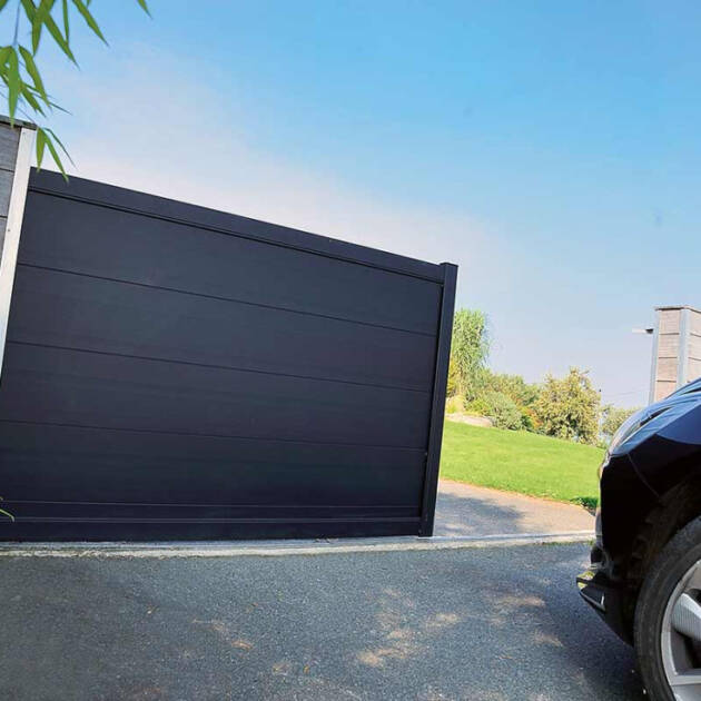 Portail alu coulissant plein à lames XL