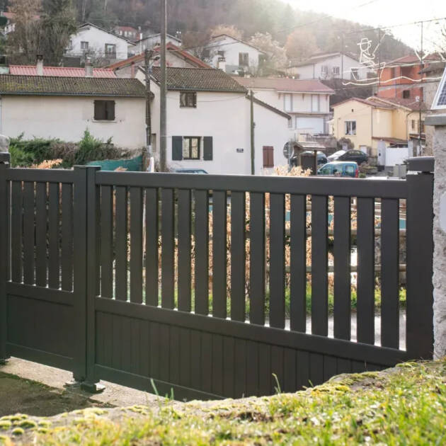 Portail battant avec kit de motorisation solaire