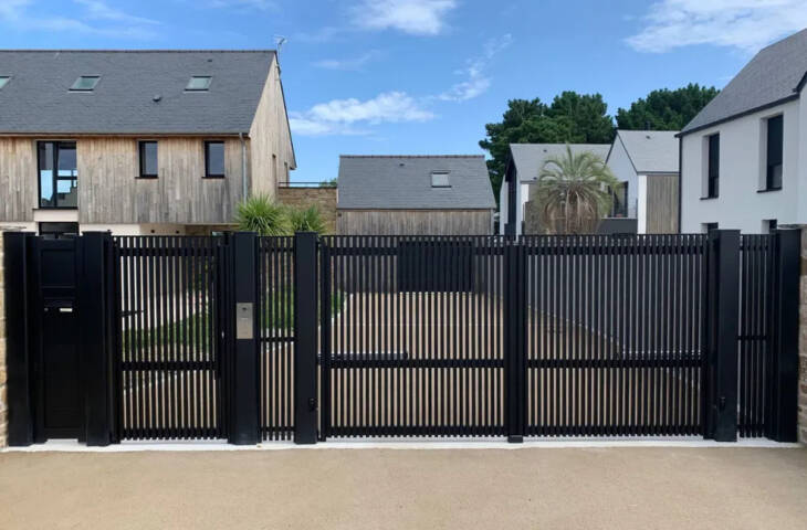 Portail battant avec tasseaux aluminium – Image 3