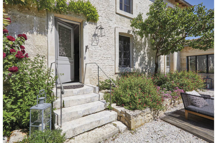 Porte avec grille décorative à motifs – Image 4