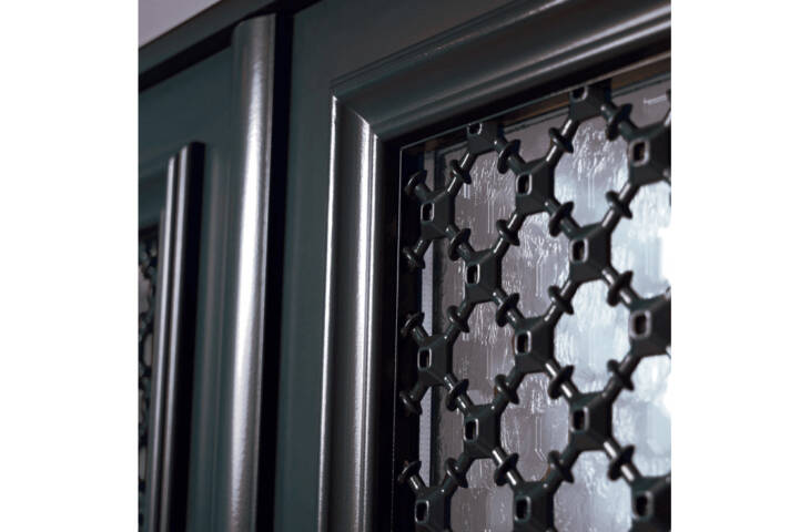 Porte vitrée et grille décorative – Image 4