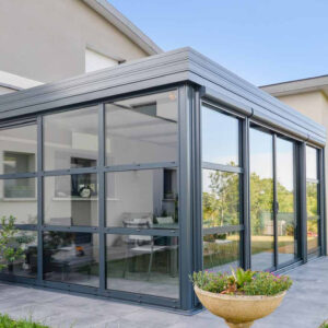 Véranda contemporaine en appui d'angle