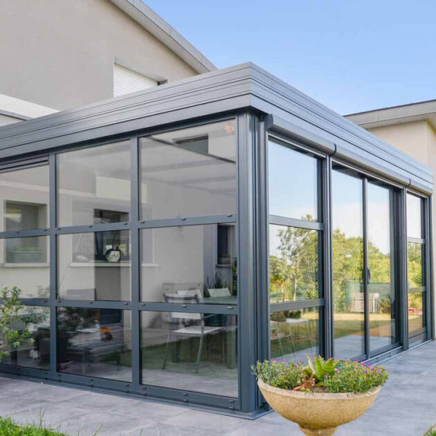 Véranda contemporaine en appui d'angle