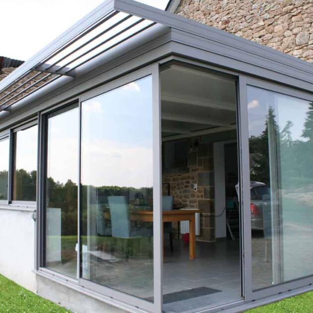 Véranda toiture plate avec brise-soleil