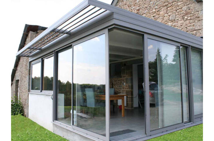 Véranda toiture plate avec brise-soleil